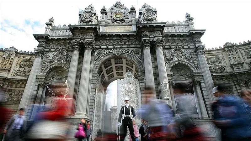 kurban-bayraminda-hangi-saray-kosk-ve-muzeler-acik-2025-bayram-tatilinde-ziyaret-edilebilecek-yerler-listelend-1749045897987.jpg Kurban Bayramı’nda hangi saray, köşk ve müzeler açık? 2025 bayram tatilinde ziyaret edilebilecek yerler listelendi-5