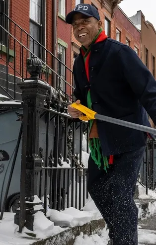 New York City Belediye Başkanı Eric Adams balık yemek yerine kar küredi