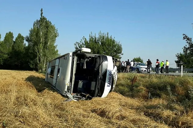 Son dakika: Afyonkarahisar'da otobüs devrildi: 7 yaralı