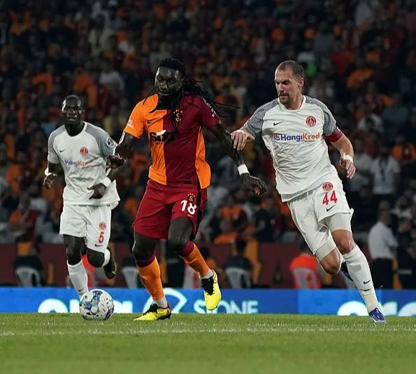 galatasarayli-gomis-avrupanin-zirvesinde-29-dakikada-1-atiyor-1660997715853.jpg