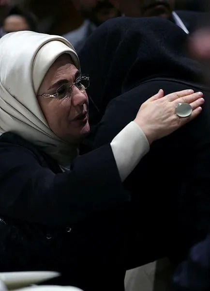 Azra Gülendam Haytaoğlu'nun annesi ile gözyaşı döken Emine Erdoğan'dan kadına şiddetle mücadelede kararlılık mesajı-3