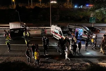 İstanbul Sultanbeyli'de turistleri taşıyan minibüs TEM Otoyolu'nda kaza yaptı: 9 yaralı