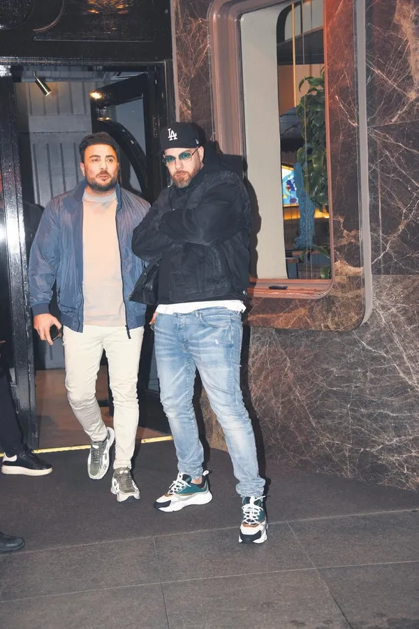 yeni-sarkisi-feryat-ile-gundemde-olan-hadiseden-1-milyon-tllik-ayakli-reklam-1681932215681.jpeg Yeni şarkısı Feryat ile gündemde olan Hadise'den 1 milyon TL'lik ayaklı reklam!-3