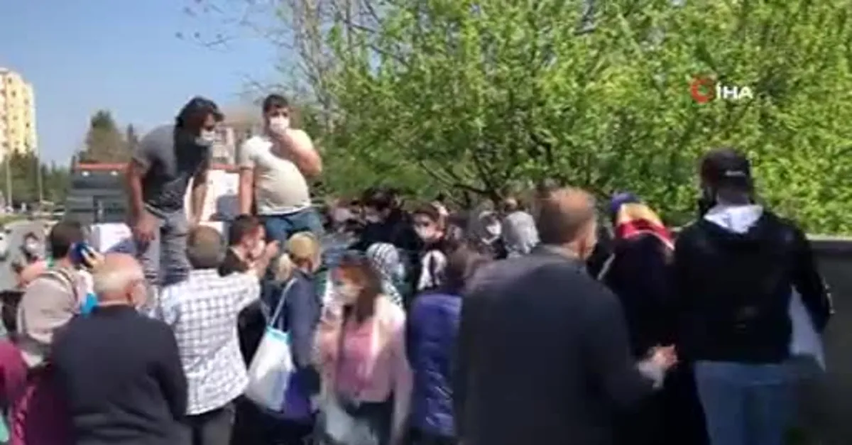 CHP'li İBB'nin yardım kolisi dağıtım yöntemi ve yaşanan izdiham büyük tepki çekti