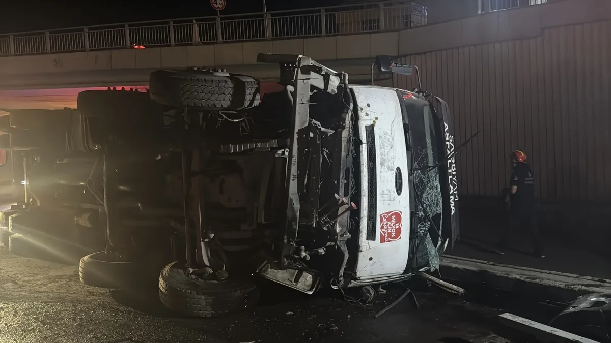 Avcılar'da İBB'ye ait asfalt kamyonu alt geçit yoluna düştü: Yaralanan şoför hastaneye kaldırıldı-4