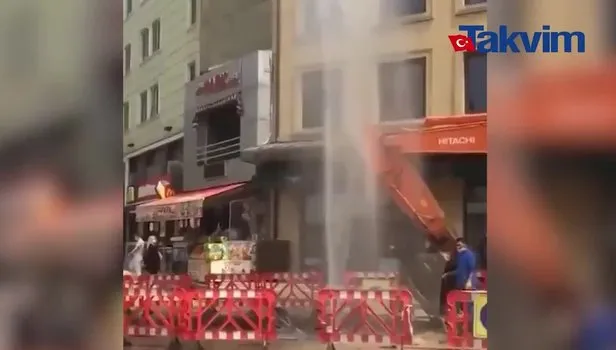 CHP'li İBB'ye bağlı İSKİ Üsküdar'da boru patlattı! Tonlarca su boşa aktı... | VİDEO İZLE