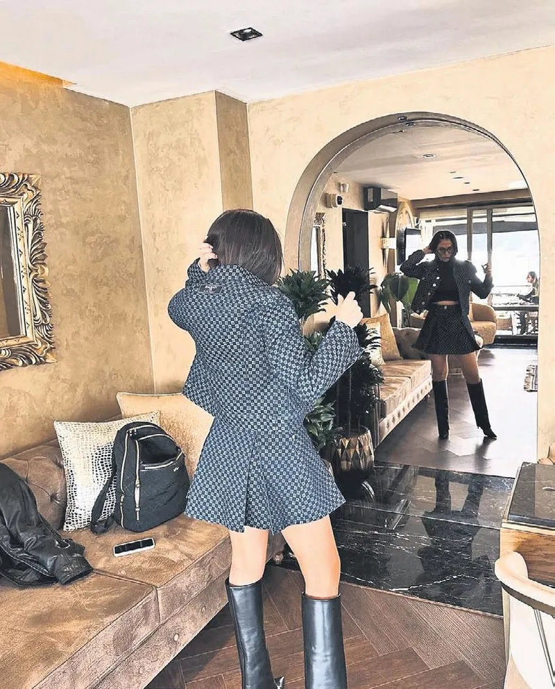 1708553007309.jpeg 70 bin TL'lik kombin | Hem kazanıyor hem harcıyor: Demet Özdemir yine pahalı tarzıyla sosyal medyayı salladı-2