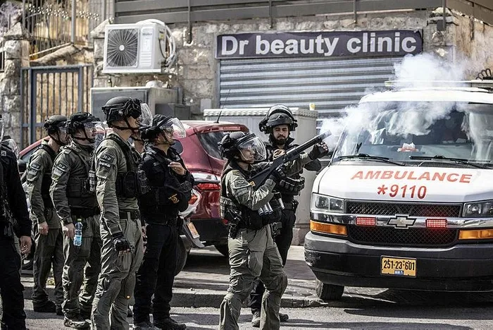 İşgalci İsrail polisinin Mescid-i Aksa'da zulün: Filistinlilere getirilen kısıtlamalar sürüyor-3