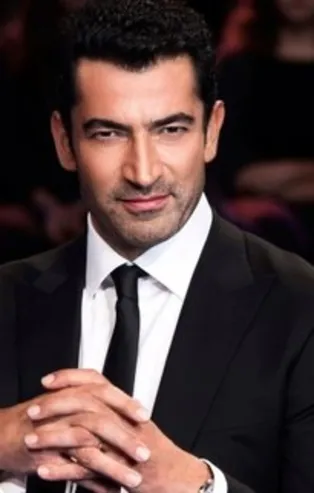 Türk bayrağı, Türkiye Cumhuriyeti Anayasının 3. maddesinde hangi ifadeyle tanımlanır?