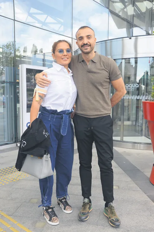 berkay-harbiye-acikhava-konserinde-sov-yapti-unlu-akini-yasandi-1633817078148.jpg Berkay Harbiye Açıkhava konserinde şov yaptı! Ünlü akını yaşandı-9