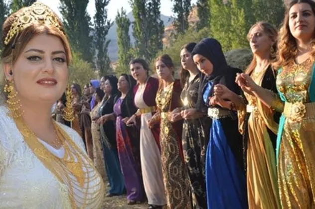 Aşiret düğününde dudak uçuklatan takı!