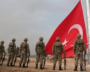 Kobani sınırına dev Türk bayrağı