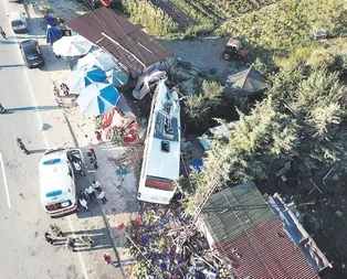 Büyükçekmecede havaist otobüsü kaza yaptı! THY kabin görevlisi hayatını kaybetti