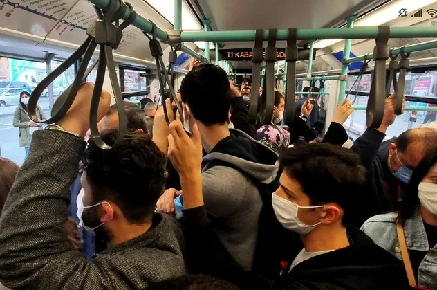 Bağcılar-Kabataş tramvayında tıka basa yolculuk! Sosyal mesafe hiçe sayıldı