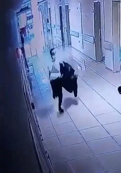 refakatci-gibi-hastaneye-girdi-yaraliyi-tekrar-yaraladi-1646771003917.jpeg Refakatçi gibi hastaneye girdi: Yaralıyı tekrar yaraladı-4