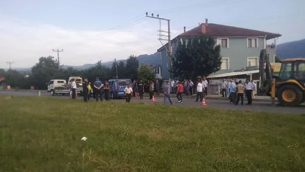 Jandarma aracıyla otomobil çarpıştı: 3 asker yaralı-1
