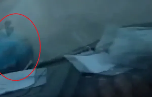 koronavirus-kisitlamasi-sirasinda-bursada-kamyonetiyle-trafikte-olan-surucu-canli-yayin-yaparken-kazayi-kaydetti-1609142001534.jpg Koronavirüs kısıtlaması sırasında Bursa'da kamyonetiyle trafikte olan sürücü canlı yayın yaparken kazayı kaydetti-12