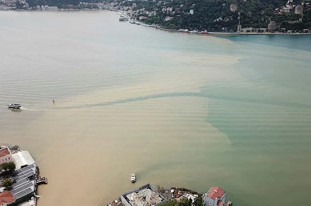 İstanbul Boğazı'na çamur aktı! Suyun rengi değişti