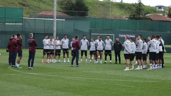 trabzonspor-hocasi-bjelicadan-oyunculara-net-mesaj-kazanmak-isteyen-benimle-kalir-1682458094370.jpeg Trabzonspor hocası Bjelica’dan oyunculara net mesaj: "Kazanmak isteyen benimle kalır"-6