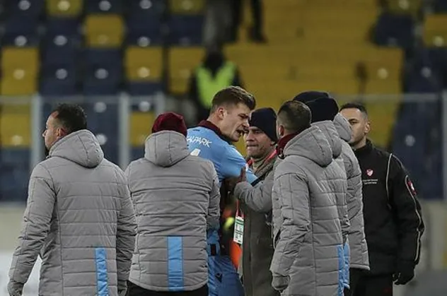 Baiano'nun tekmeleri Sörloth'un bacağını deldi!