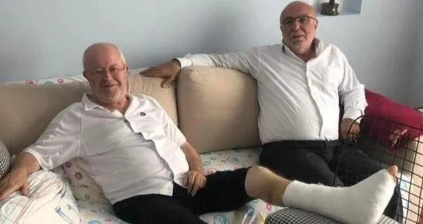 gelecek-partili-huseyin-yildirim-iyilesti-canakkale-can-ilcesinde-bir-otelde-dansozlu-eglenceye-katildi-dansozun-gogsune-para-takti-1628101416119.jpeg Kumar baskınlarında kolunu ve bacağını kıran Gelecek Partili Hüseyin Yıldırım oynattığı dansözün göğsüne para taktı-2