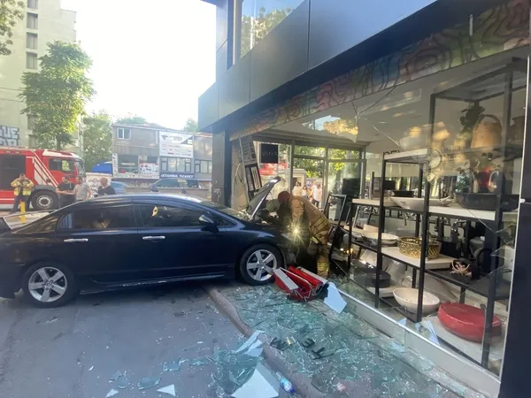 otomobille-ezmeye-calisti-kontrolu-kaybedince-dukkana-daldi-yer-beyoglu-1657802394253.jpg Otomobille ezmeye çalıştı kontrolü kaybedince dükkana daldı! Yer: Beyoğlu-4