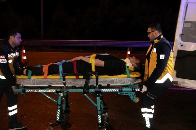 Son dakika: TEM Otoyolunda bariyerlere çarpan otobüs yoldan çıktı 7 kişi yaralandı