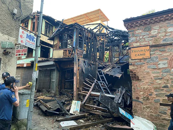 Bursa'da tarihi bina yanarak kül oldu-1