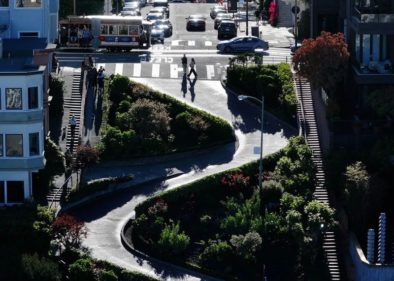 dunyanin-en-virajli-sokagi-havadan-goruntulendi-turist-akinina-ugruyor-1777449960725.jpg Dünyanın en virajlı sokağı havadan görüntülendi: Turist akınına uğruyor-7