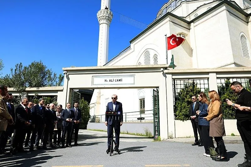 Başkan Erdoğan, cami çıkışında basın mensuplarının sorularını yanıtladı. (AA)