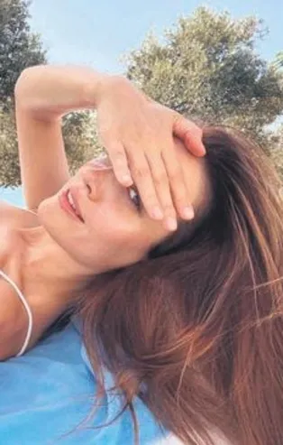 İrem Sak bikinisi ile sere serpe uzandı sosyal medya sallandı! Yorumların ardı arkası kesilmedi