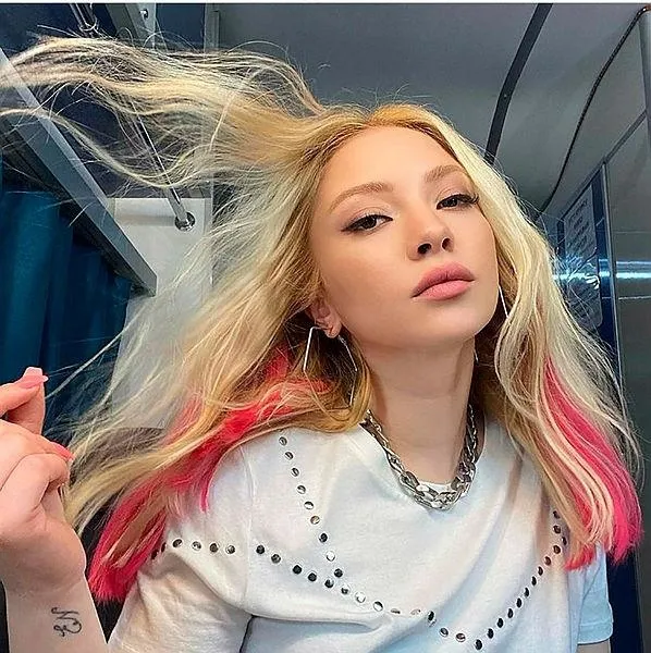 Ece Seçkin sahnede yaralandı! Akımın son kurbanı oldu