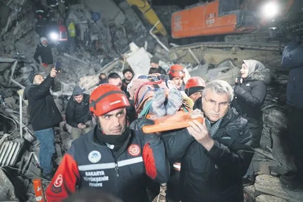 sakarya-buyuksehir-belediyesi-depremin-izlerini-silmek-icin-seferber-oldu-1679527056115.jpeg Sakarya Büyükşehir Belediyesi depremin izlerini silmek için seferber oldu-4