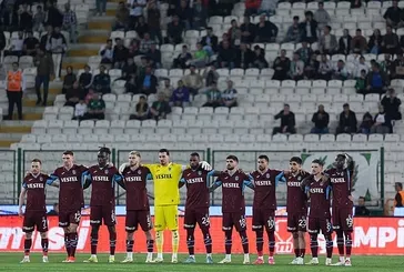 Trabzonsporlu futbolculardan Konyaspor maçında TFF ve PFDK kararlarına 1 dakikalık protesto