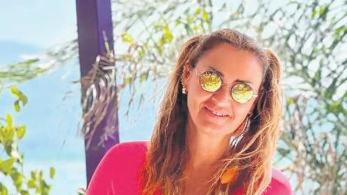 Oyuncu Pınar Altuğ, düzgün fiziğiyle gençlere taş çıkardı