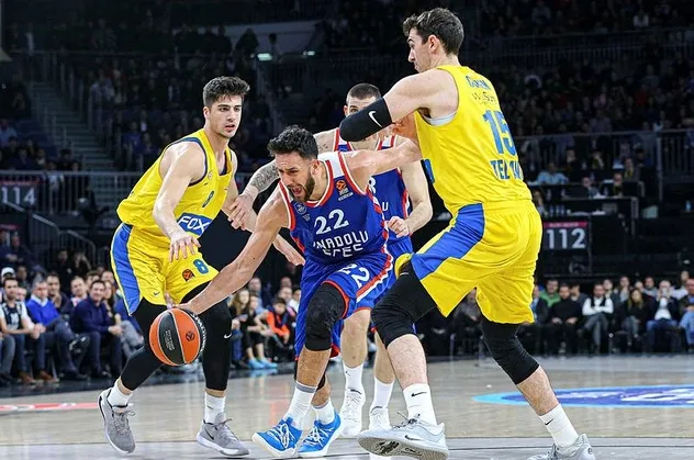 Anadolu Efes farka koştu
