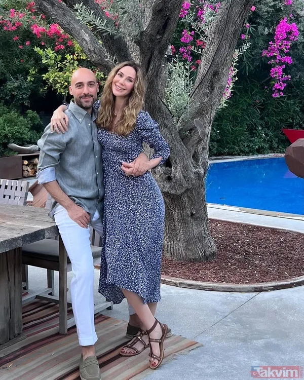 2 çocuk annesi Demet Şener’den yırtmaçlı elbisesi ile havalı pozlar! “Var mı daha güzeli?” deyip paylaştı! - 16