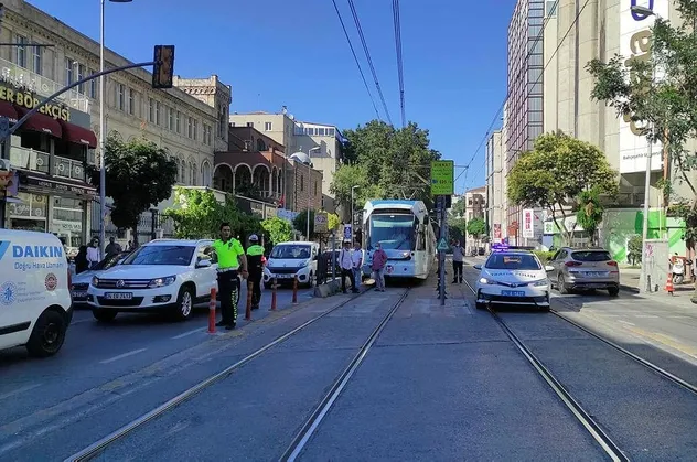 Karaköy'de tramvay kazası! Seferler durdu