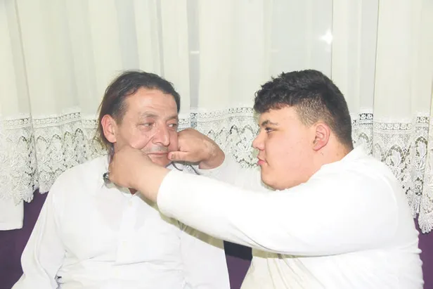 1655594490420.jpg Eşi terk edip gidince, Rıfat Şahin 17 yaşındaki otistik hastası oğluna hem annelik hem de babalık yapıyor!-2