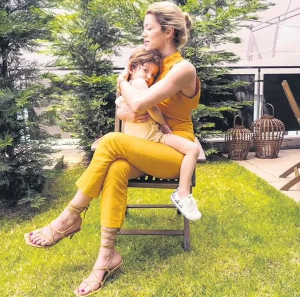 ozcan-denizden-biricik-aski-samar-dadgara-buyuk-jest-hem-sohret-hem-para-kazandirmaya-basladi-1630444705058.jpeg Özcan Deniz'den biricik aşkı Samar Dadgar’a büyük jest! Hem şöhret hem para kazandırmaya başladı-2