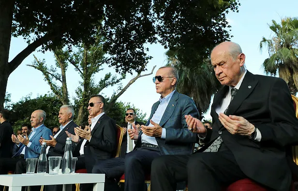 Başkan Erdoğan 15 Temmuz destanının 6. yılında İstanbul Saraçhane Meydanı’nda vatandaşlarla buluştu: Son sözü top tüfek değil iman belirler-11