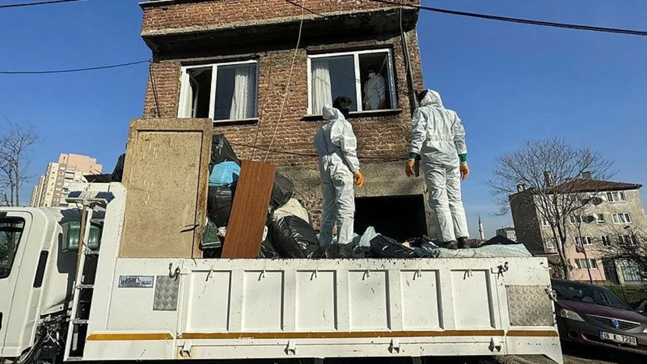 1 kamyon çöp çıktı