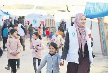 Fırını 2 kez bombalandı ama yılmadı! Gamze Özçelik Gazze sokaklarında su tankerleri ile temiz su dağıtıyor: "Her damla hayat demek"