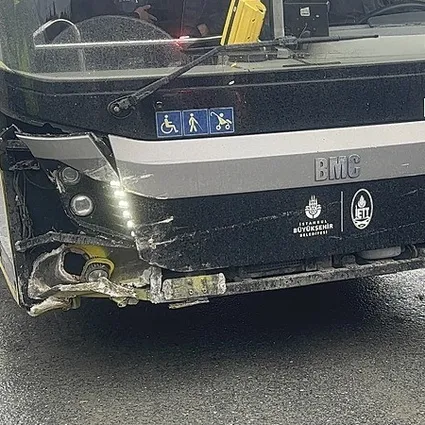 Arnavutköy’de İETT kazası! Otobüs bariyerlere çarptı