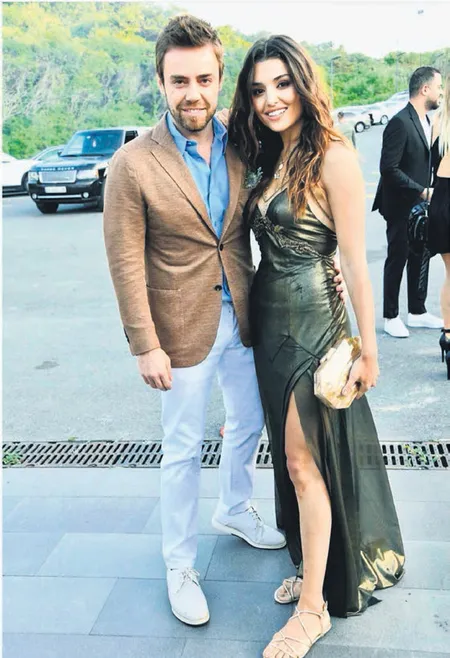 temmuzda-dugun-var-murat-dalkilic-aski-hande-erceli-evlenmeye-ikna-etti-1590618978461.jpg Temmuz’da düğün var! Murat Dalkılıç aşkı Hande Erçel’i evliliğe ikna etti-2