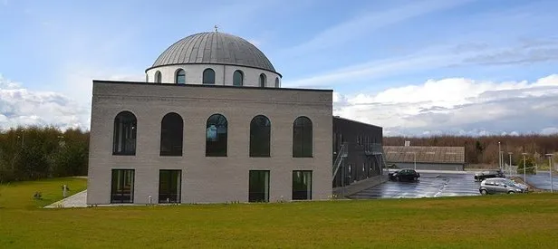Bir ülkede daha camiler yeniden açıldı