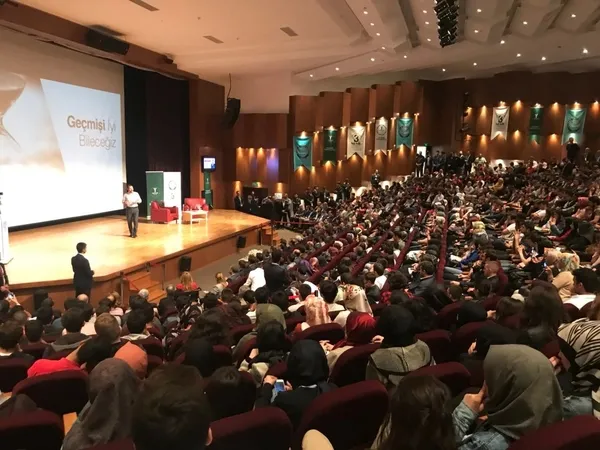 Enerji ve Tabii Kaynaklar Bakanı Berat Albayrak Bursa’da gençlerle bir araya geldi-4