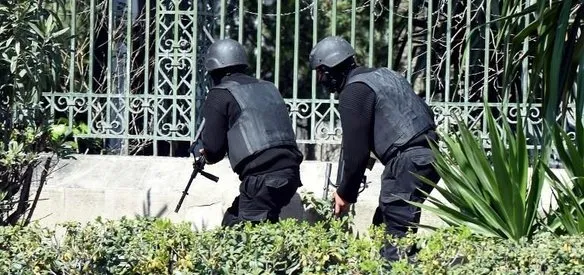 Tunus'ta silahlı kişilerin parlamento binasının yanındaki Bardo müzesine girerek turistleri rehin alması üzerine çıkan çatışmada 20'si turist, biri güvenlik görevlisi, 2'si saldırgan 23 kişi öldü, 47 kişi yaralandı. Saldırıyı DEAŞ üstlendi