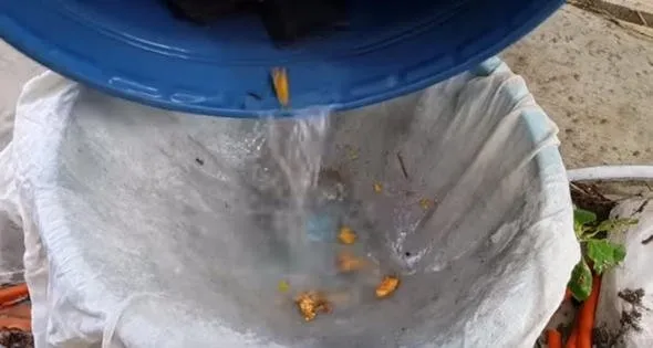 hurdacisindan-sarrafina-herkes-pesine-dustu-bilmeden-cope-atmayin-icinden-altin-fiskiriyor-1720681286048.jpg Bilmeden çöpe atmayın içinden çil çil altın çıkıyor! Hurdacısından sarrafına herkes peşine düştü-7