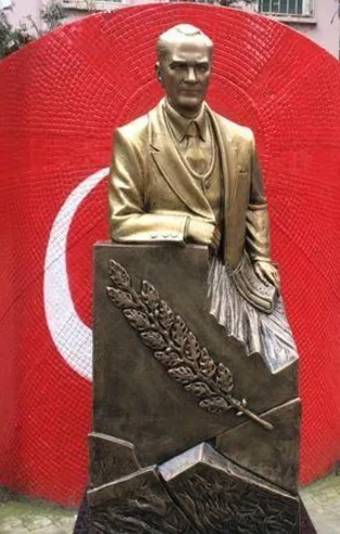 Eskisi yenisini arattı! CHP'li İzmit belediyesi iki heykel denemesinde de Atatürk'e benzetemedi